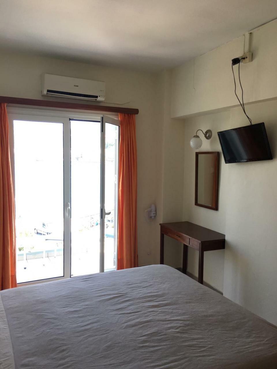 Hotel Papasotiriou กาลาทาส ภายนอก รูปภาพ